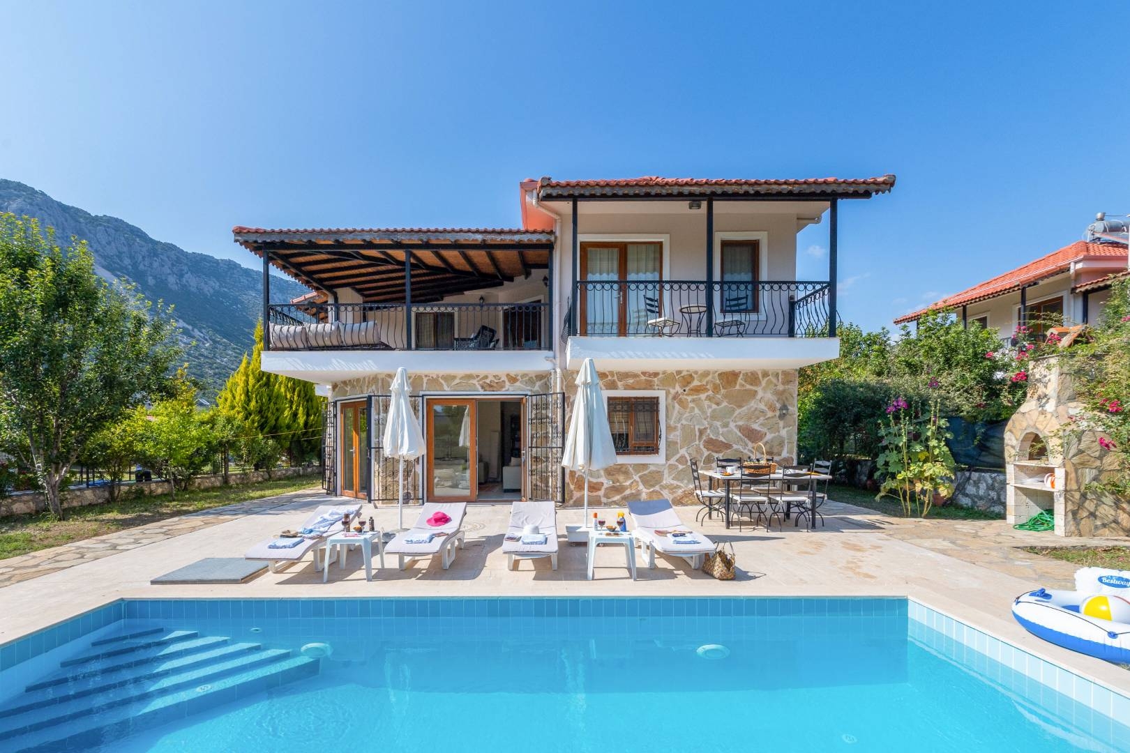 Kaş Bezirgan'da Doğa Manzaralı, Özel Havuzlu, Modern Villa