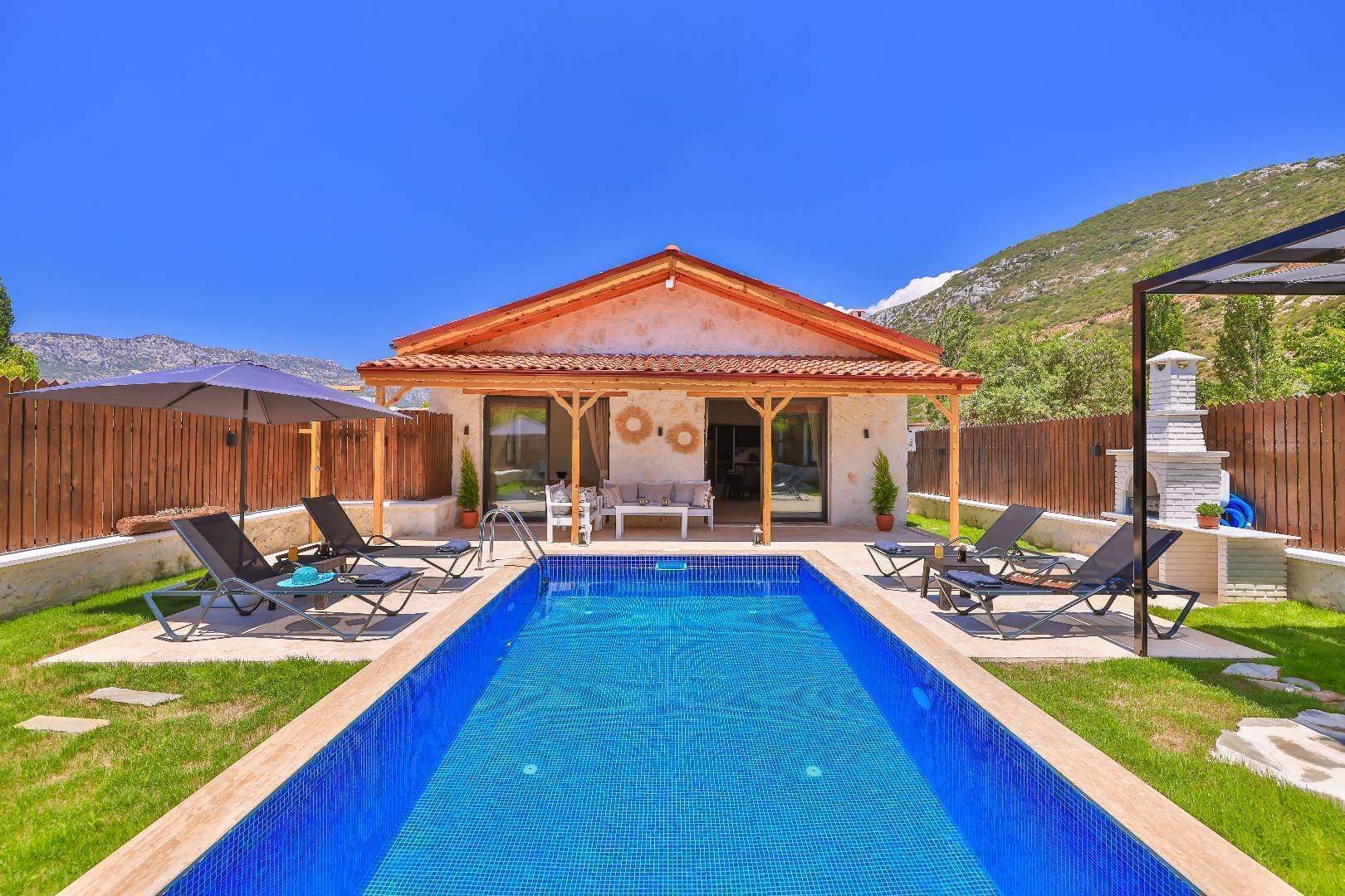 Kaş Bezirgan'da Çekirdek Ailelere Uygun, Özel Havuzlu, Modern Villa