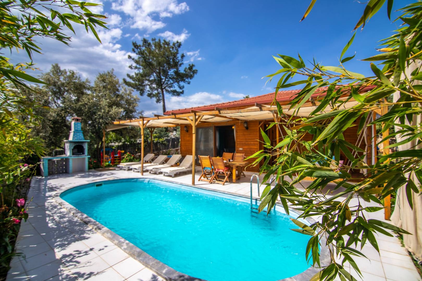 Kaş İslamlar'da Yeşillikler İçerisinde, Özel Havuzlu, Ahşap Villa