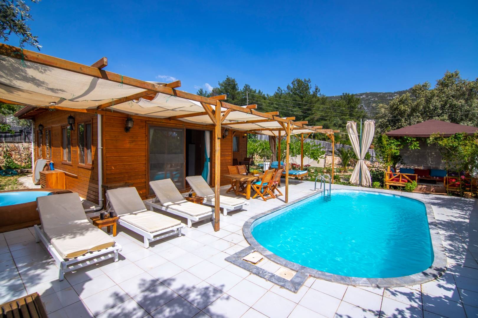 Kaş İslamlar'da Yeşillikler İçerisinde, Özel Havuzlu, Ahşap Villa