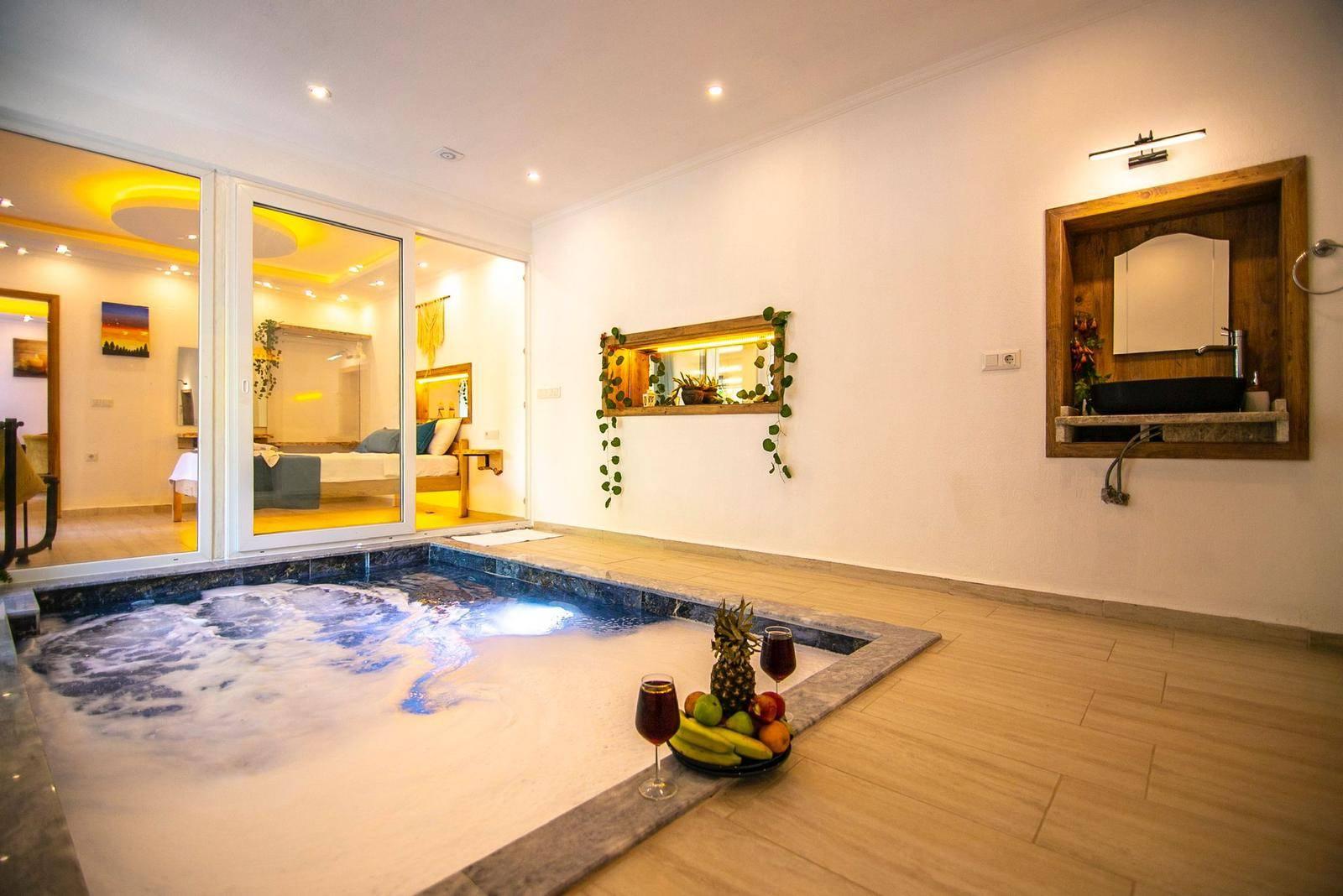 Kaş İslamlar'da Sakin Konumda, Isıtmalı Havuzlu, Balayı Villası-43184