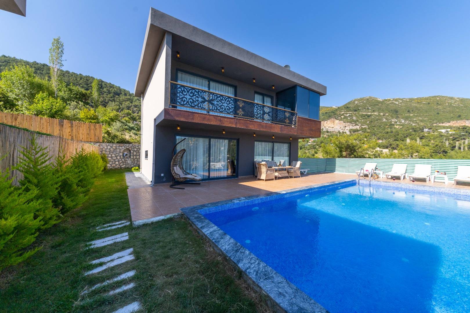 Kaş İslamlar'da Doğa Manzaralı, Özel Havuzlu, Jakuzili, Şık Villa