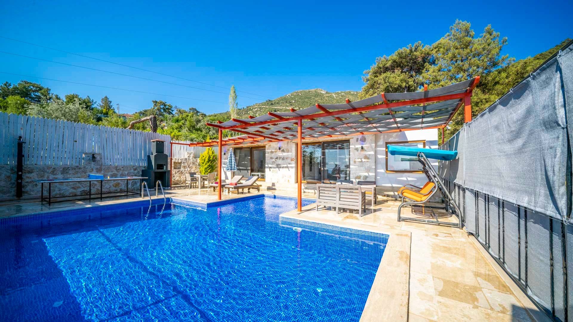 Kaş İslamlar'da Otantik Mimarili, Özel Sonsuzluk Havuzlu, Taş Villa