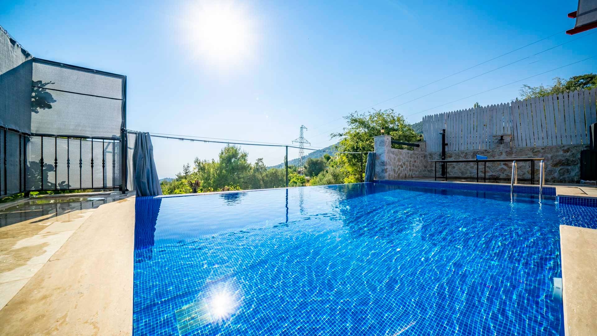 Kaş İslamlar'da Otantik Mimarili, Özel Sonsuzluk Havuzlu, Taş Villa