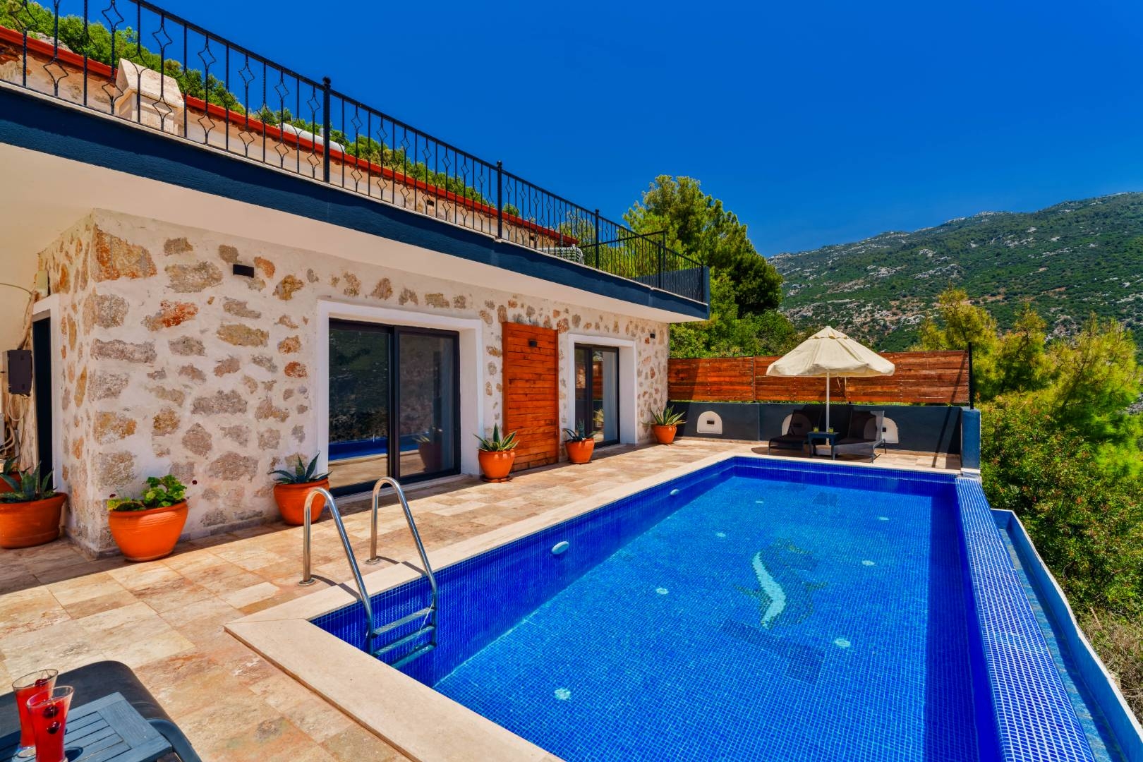 Kaş İslamlar'da Doğanın Kalbinde, Korunaklı Özel Havuzlu, Taş Villa