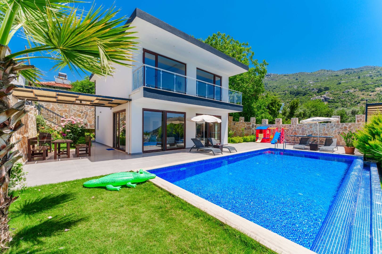 Kaş İslamlar'da Göz Alıcı Manzaraya Sahip, Özel Havuzlu, Şık Villa