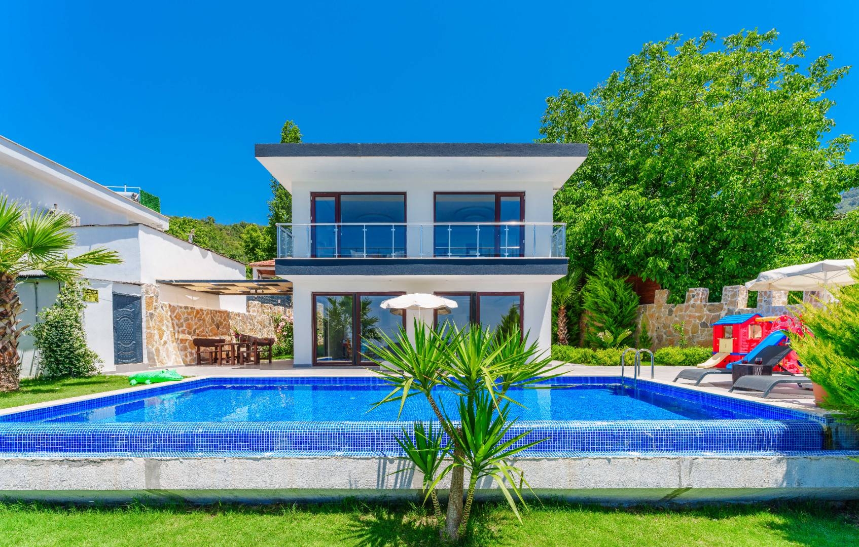 Kaş İslamlar'da Göz Alıcı Manzaraya Sahip, Özel Havuzlu, Şık Villa