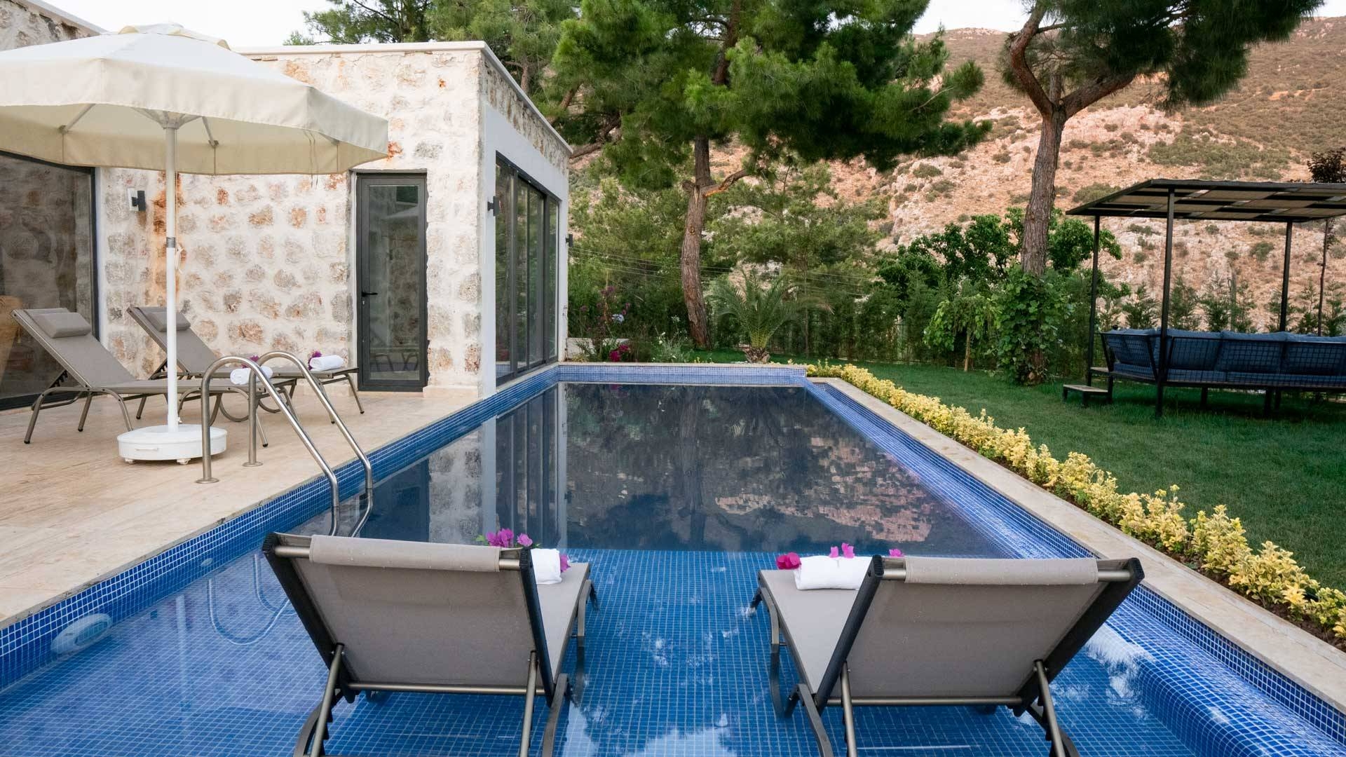 Kaş İslamlar'da Taş Mimarili, Kapalı Havuzlu, Bahçeli Villa