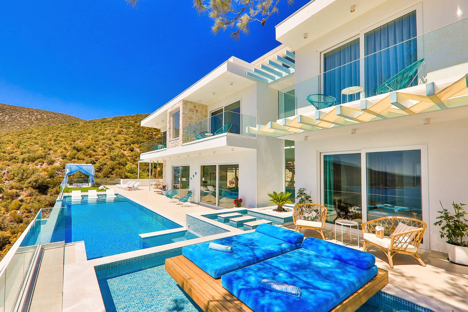 Kaş Kalkan'da Deniz Manzaralı, Sonsuzluk Havuzlu, Lüks Villa