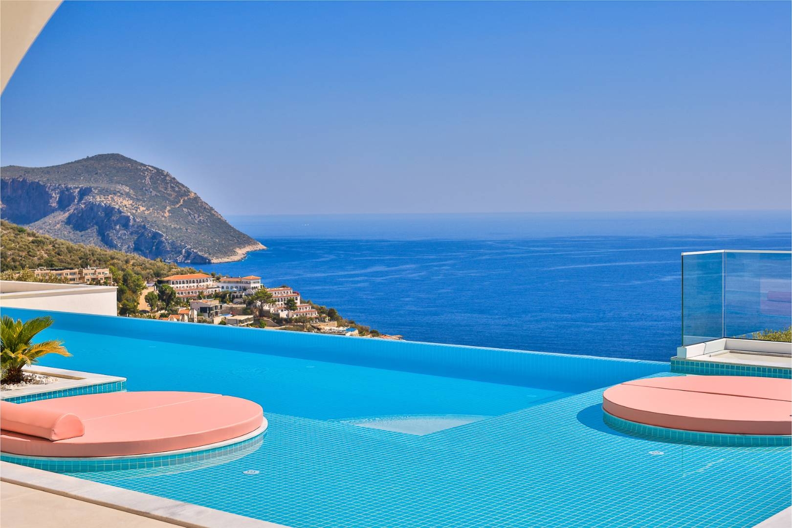 Kalkan Kalamar'da Geniş Ailelere Uygun, Özel Havuzlu, Manzaralı Villa