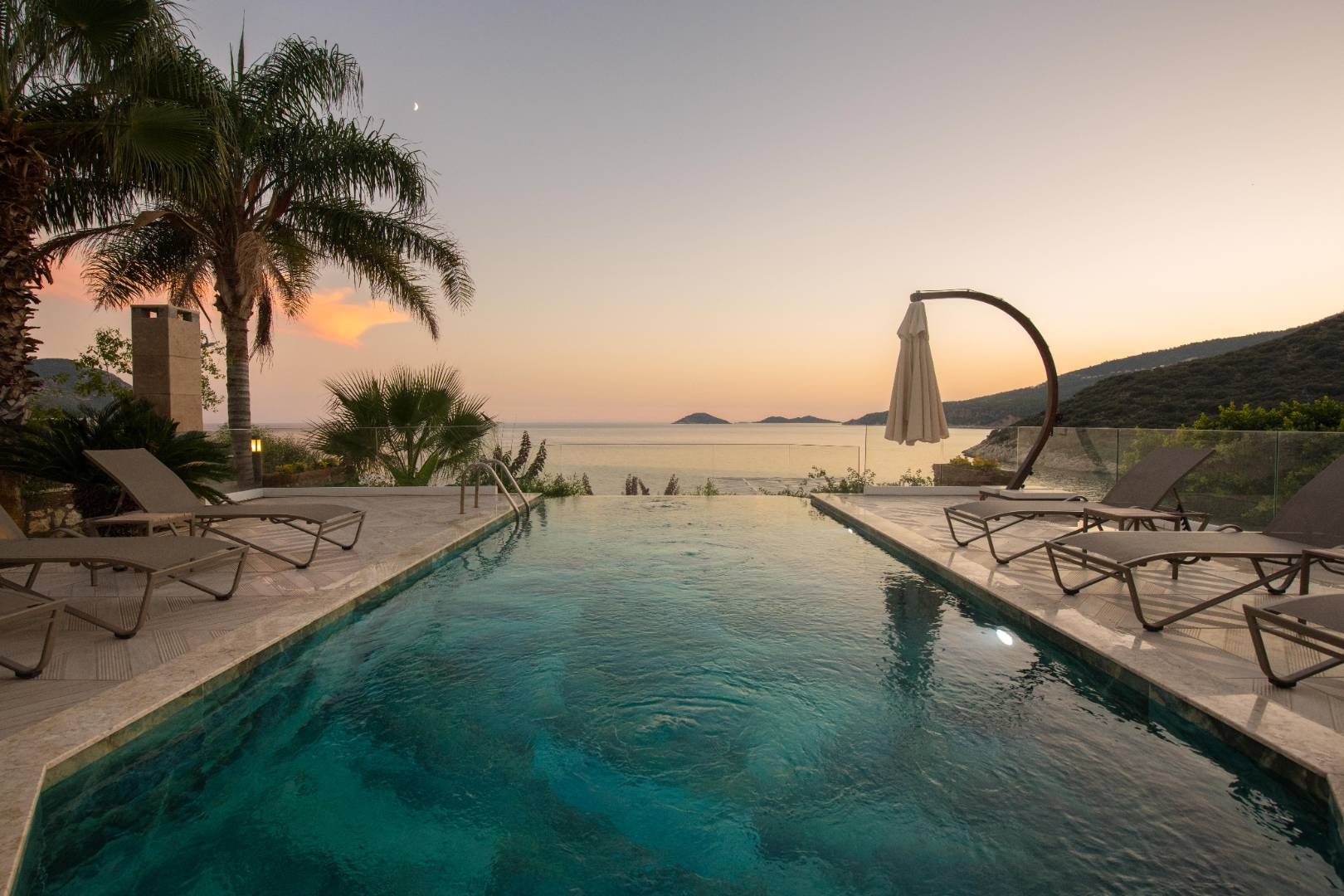 Kaş Kalkan'da Görkemli Deniz Manzaralı, Özel Plajlı, Şık Villa