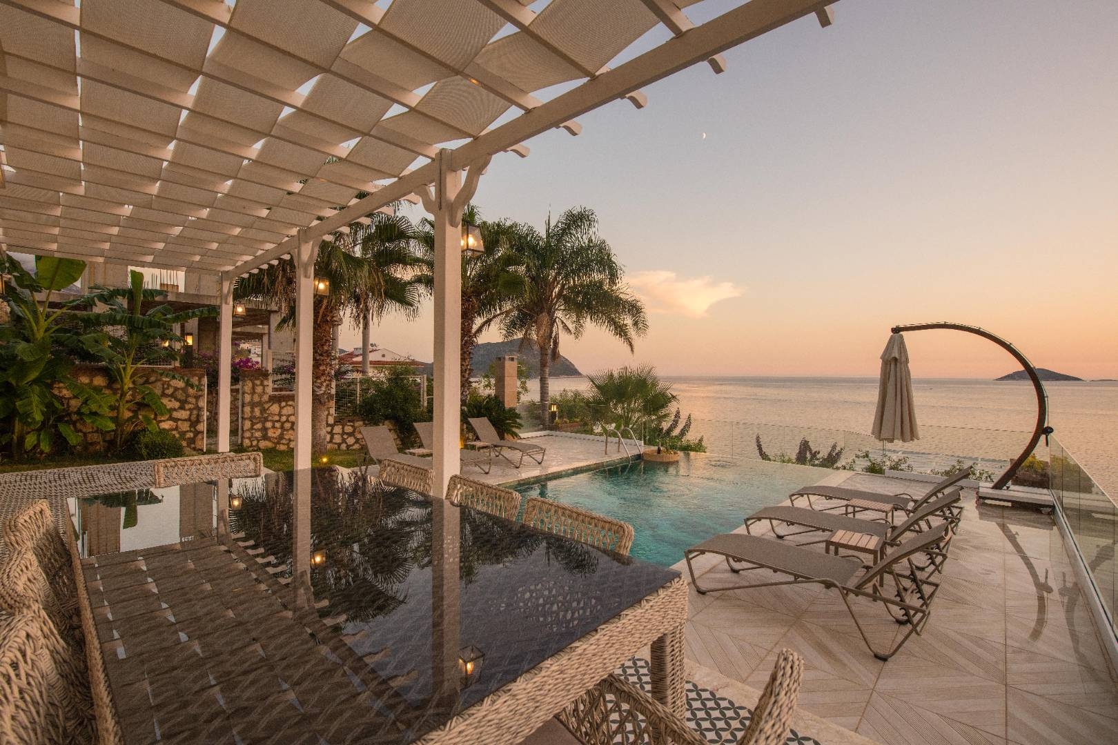 Kaş Kalkan'da Görkemli Deniz Manzaralı, Özel Plajlı, Şık Villa