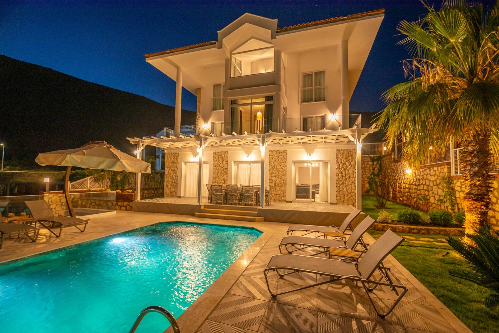 Kaş Kalkan'da Görkemli Deniz Manzaralı, Özel Plajlı, Şık Villa