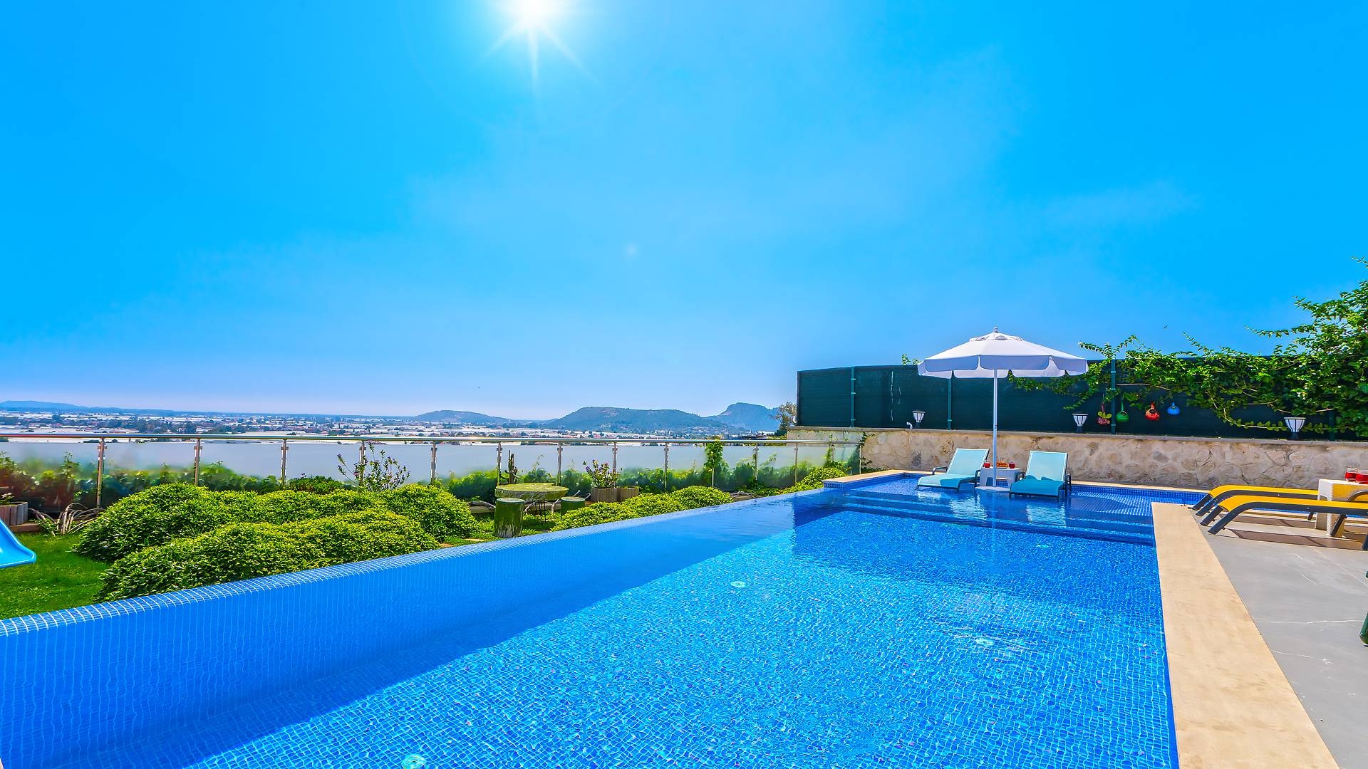 Kalkan Kınık'ta Doğa İçerisinde, Yetişkin ve Çocuk Havuzlu, Şık Villa