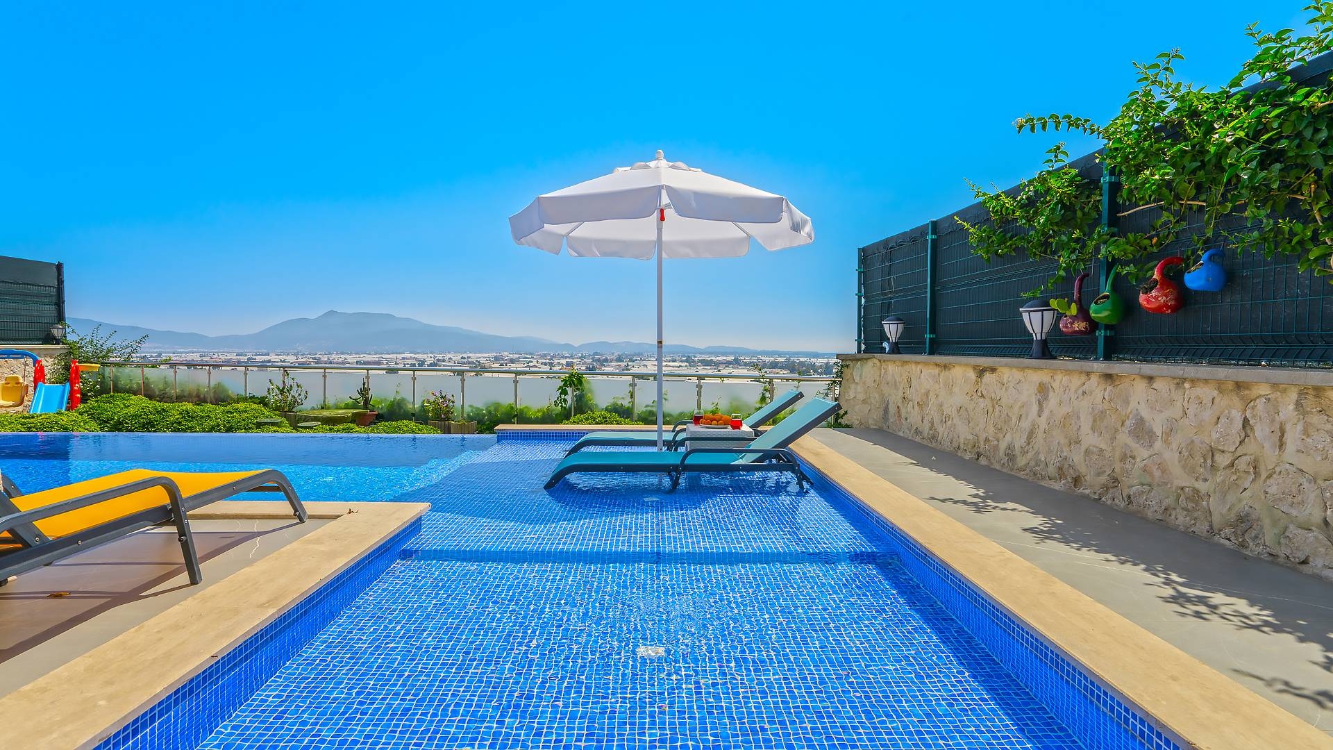 Kalkan Kınık'ta Doğa İçerisinde, Yetişkin ve Çocuk Havuzlu, Şık Villa