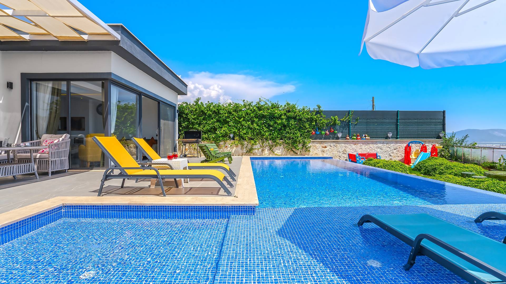 Kalkan Kınık'ta Doğa İçerisinde, Yetişkin ve Çocuk Havuzlu, Şık Villa
