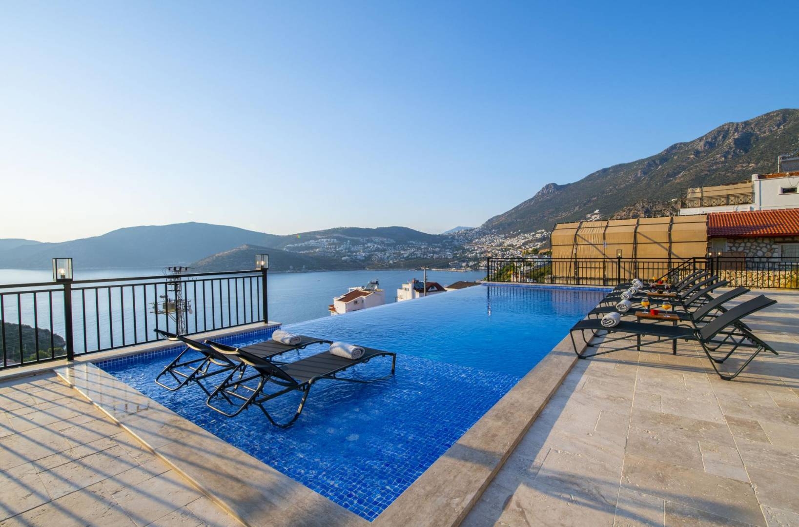 Kalkan Kışla'da Muhteşem Deniz Manzaralı, Sonsuzluk Havuzlu, Şık Villa