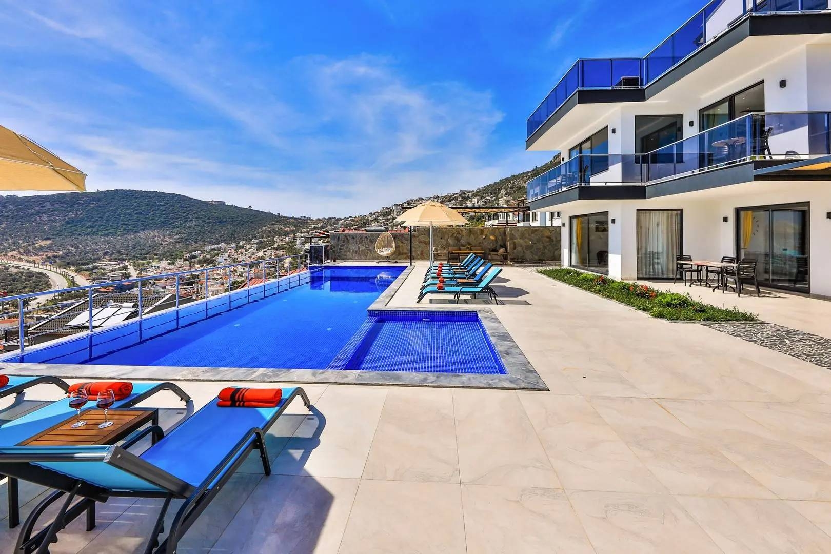 Kaş Kalkan'da Geniş Ailelere Uygun, Sonsuzluk Havuzlu, Şık Villa