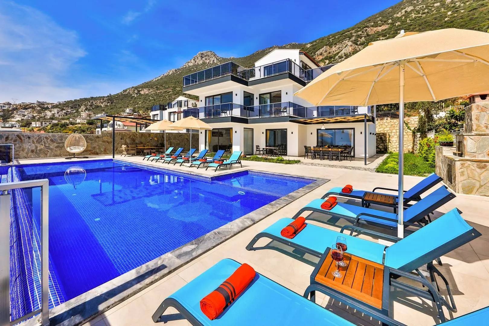 Kaş Kalkan'da Geniş Ailelere Uygun, Sonsuzluk Havuzlu, Şık Villa