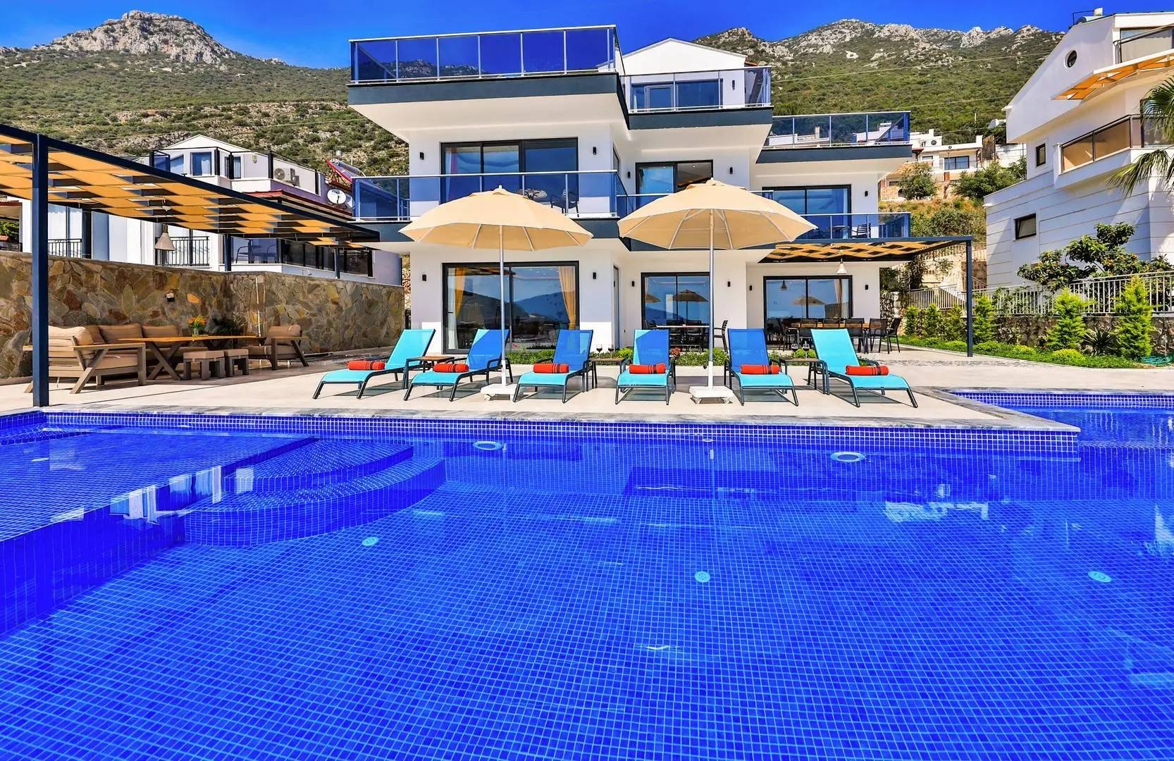 Kaş Kalkan'da Geniş Ailelere Uygun, Sonsuzluk Havuzlu, Şık Villa
