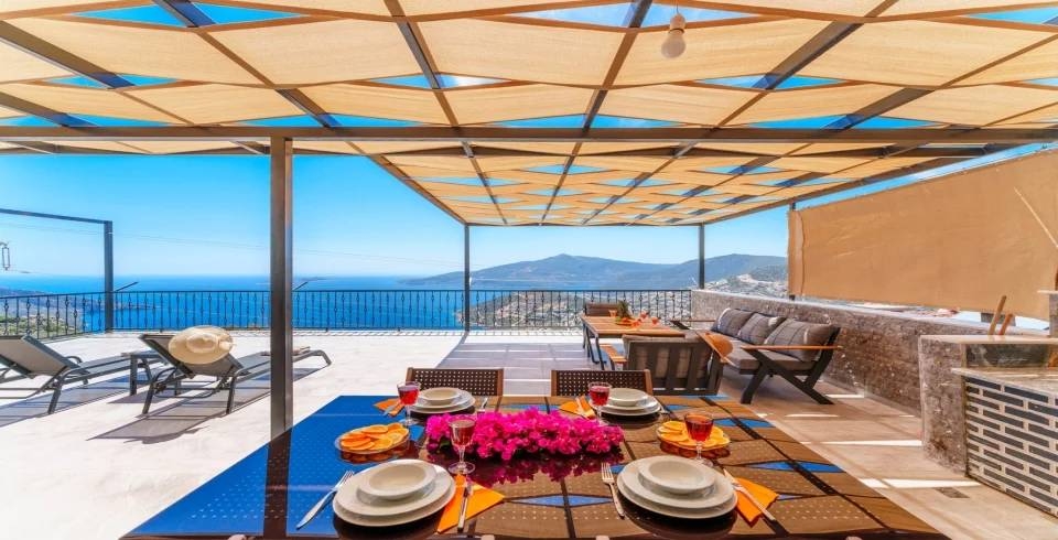 Kaş Bezirgan'da Enfes Deniz Manzaralı, Özel Havuzlu, Ferah Suit