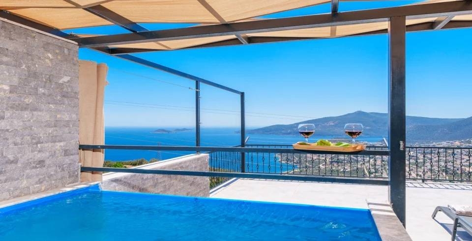 Kaş Bezirgan'da Enfes Deniz Manzaralı, Özel Havuzlu, Ferah Suit