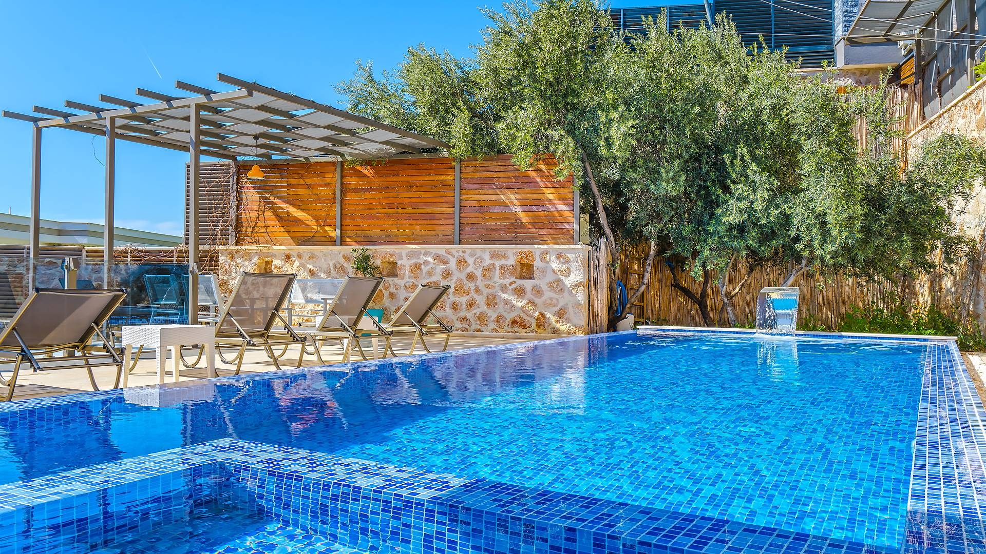 Kalkan Kördere'de Deniz Manzaralı, Özel Açık ve Kapalı Havuzlu Villa