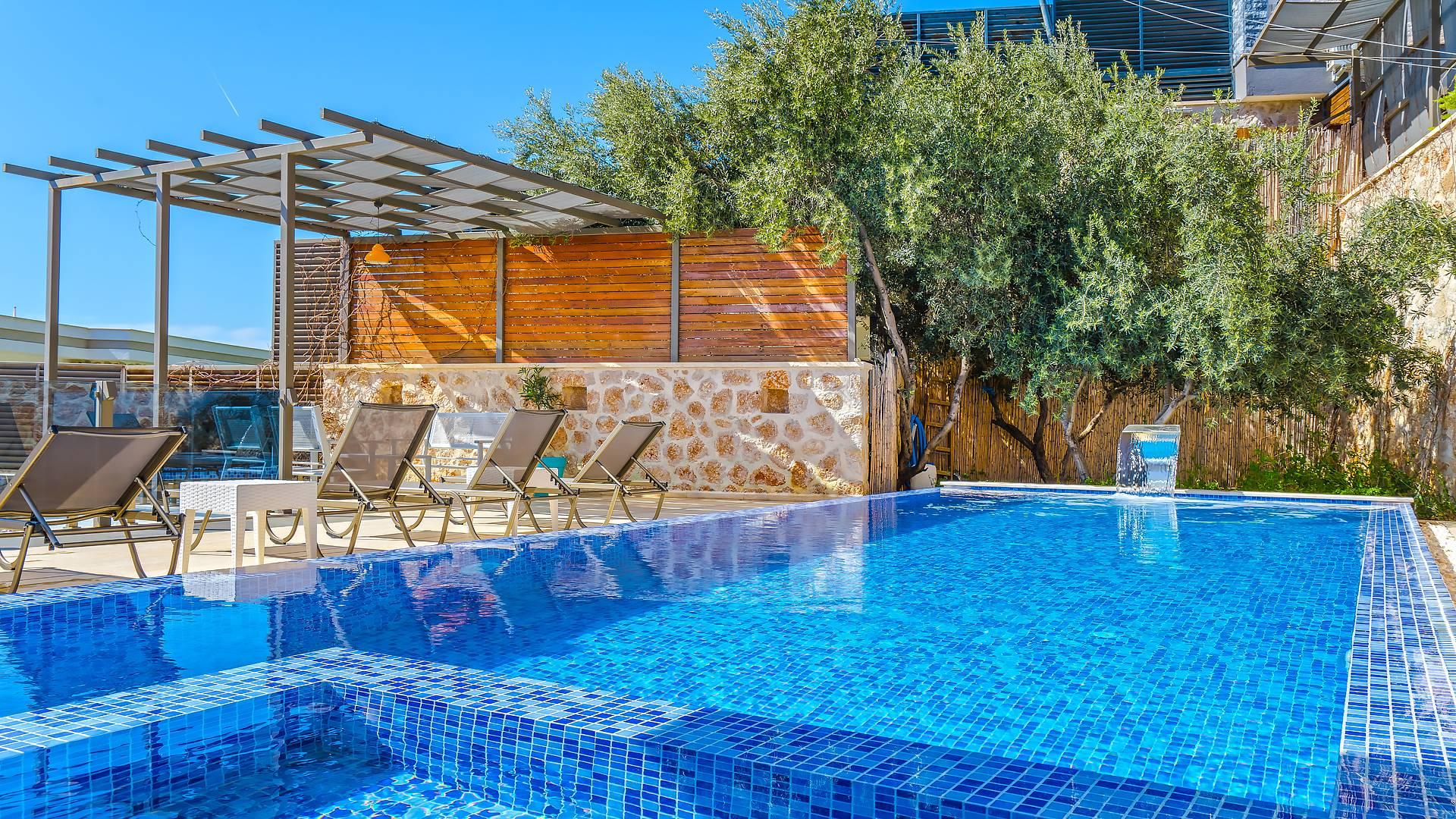 Kalkan Kördere'de Deniz Manzaralı, Özel Açık ve Kapalı Havuzlu Villa-15308