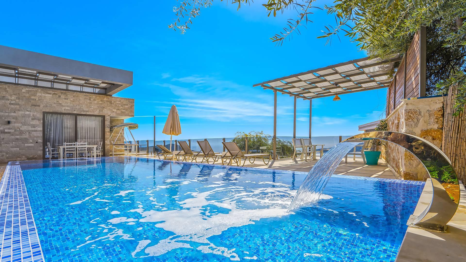 Kalkan Kördere'de Deniz Manzaralı, Özel Açık ve Kapalı Havuzlu Villa-15308