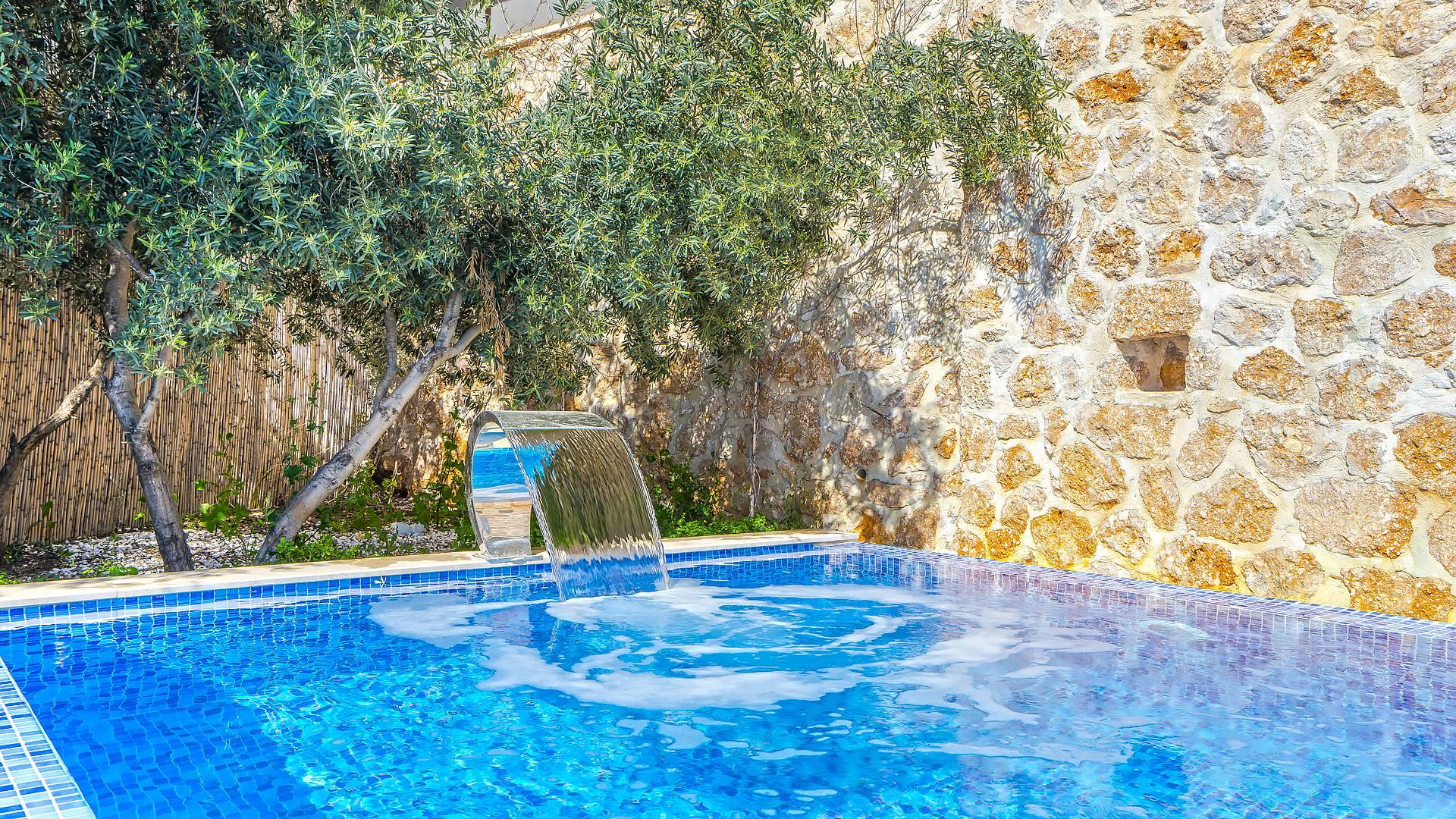 Kalkan Kördere'de Deniz Manzaralı, Özel Açık ve Kapalı Havuzlu Villa-15308