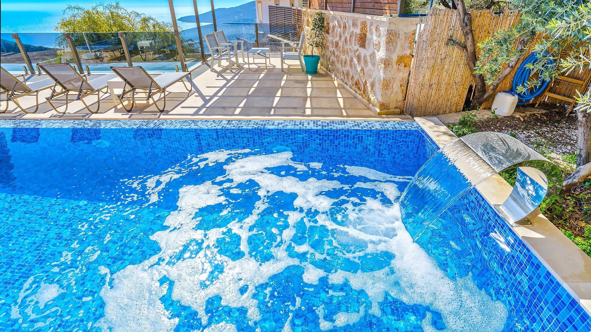 Kalkan Kördere'de Deniz Manzaralı, Özel Açık ve Kapalı Havuzlu Villa