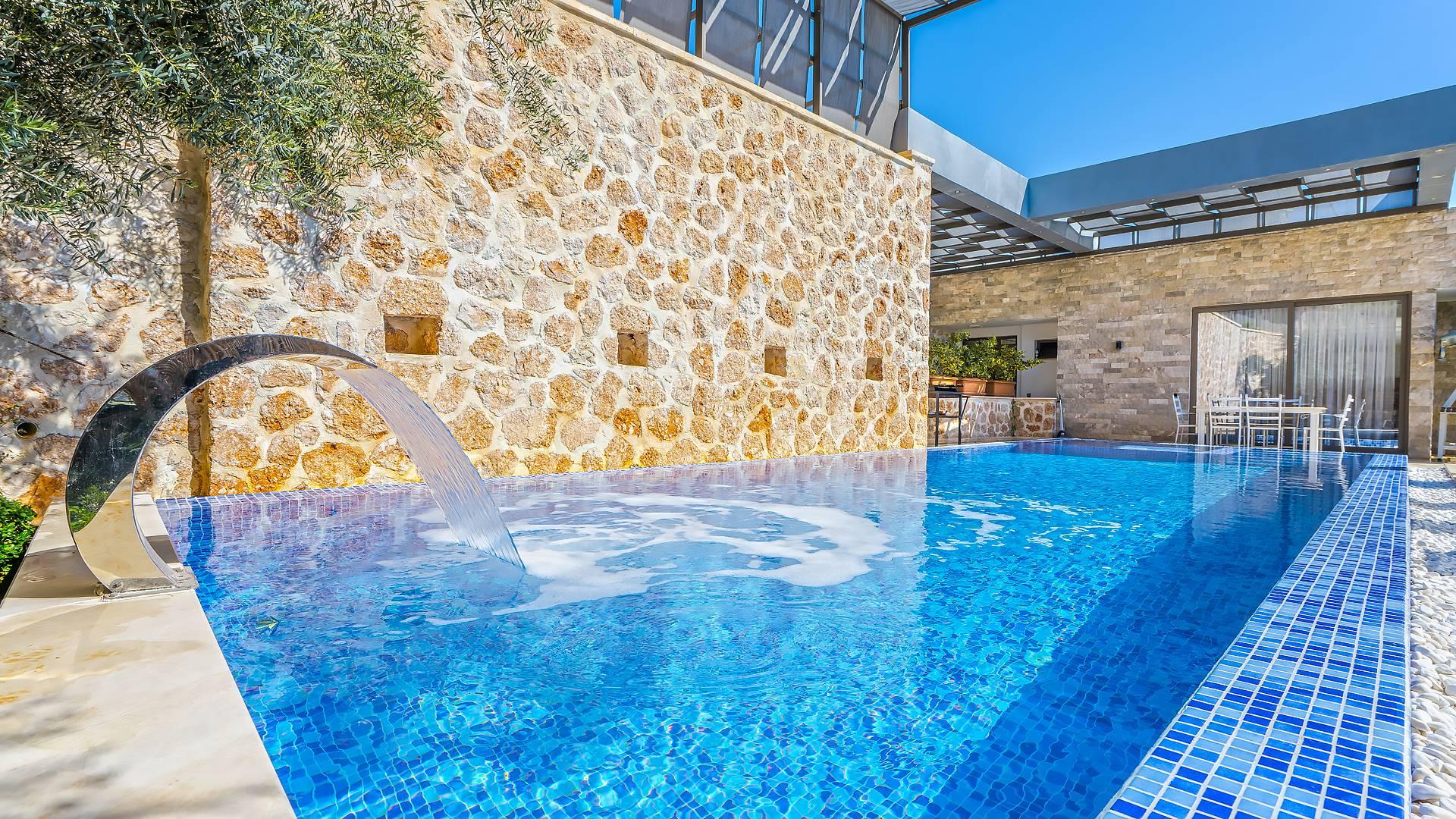 Kalkan Kördere'de Deniz Manzaralı, Özel Açık ve Kapalı Havuzlu Villa-15308