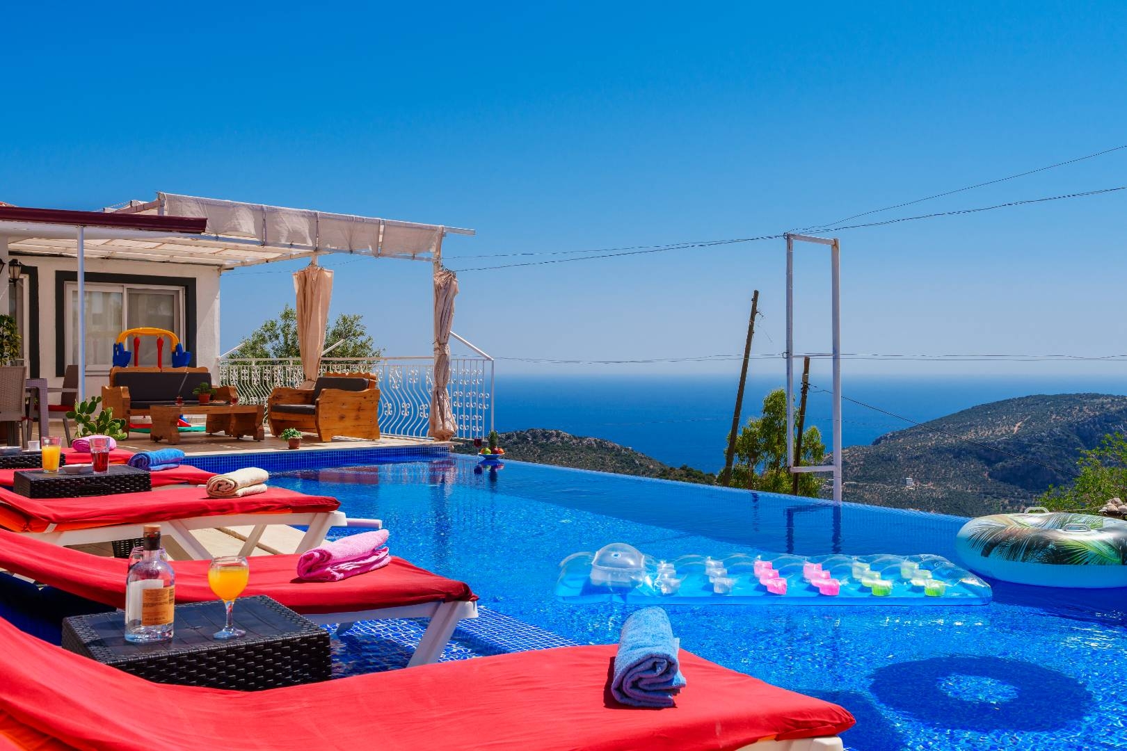 Kaş Bezirgan'da Deniz Manzaralı, Özel Havuzlu, Konforlu Villa