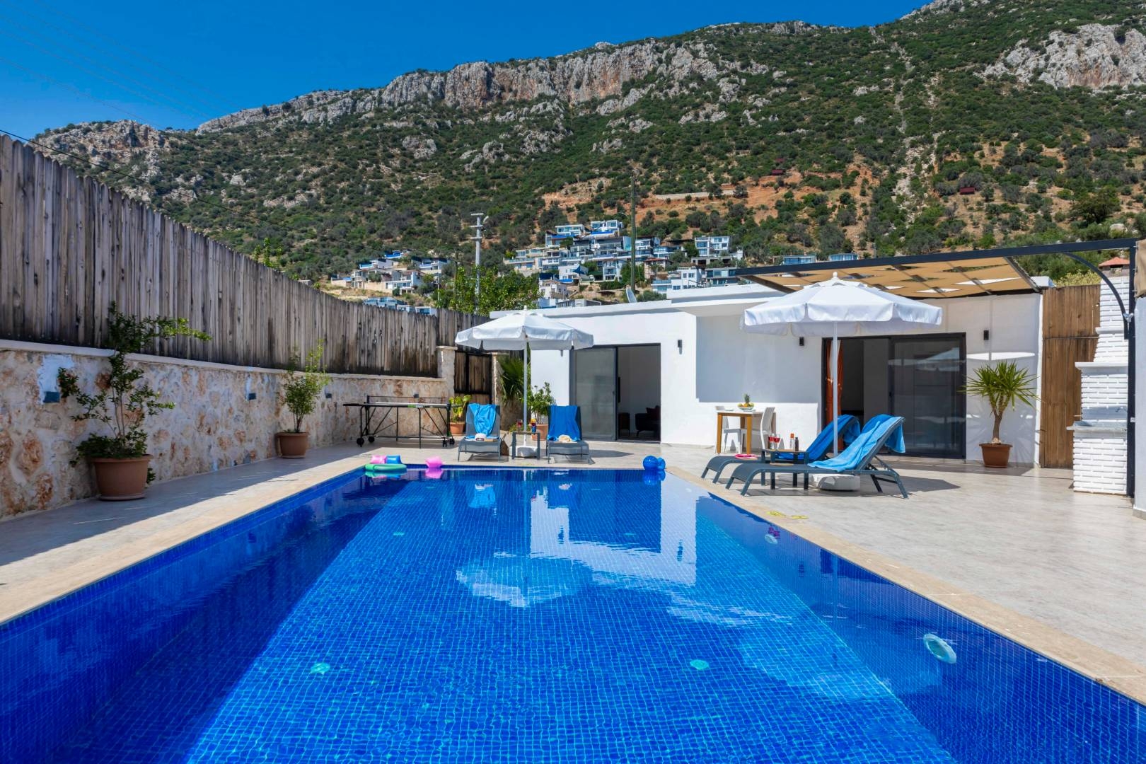 Kaş Bezirgan'da Doğa İle İç İçe, Özel Havuzlu, Konforlu Villa