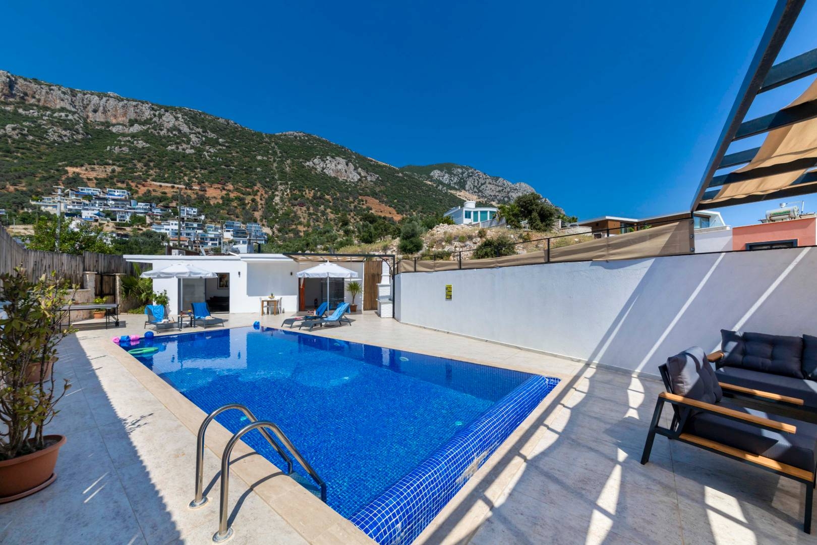 Kaş Bezirgan'da Doğa İle İç İçe, Özel Havuzlu, Konforlu Villa
