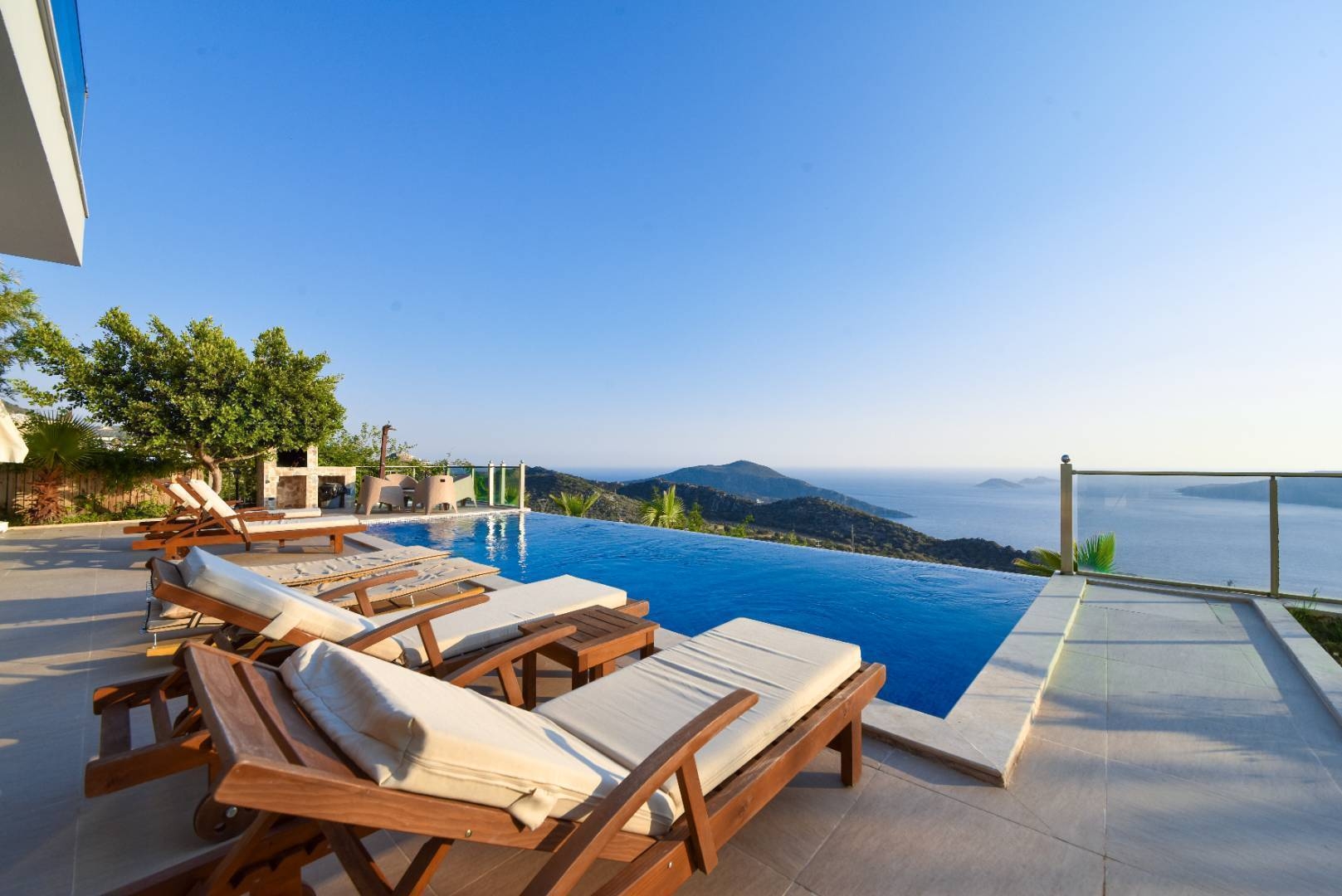 Kalkan Kördere'de Enfes Deniz Manzaralı, Sonsuzluk Havuzlu, Şık Villa
