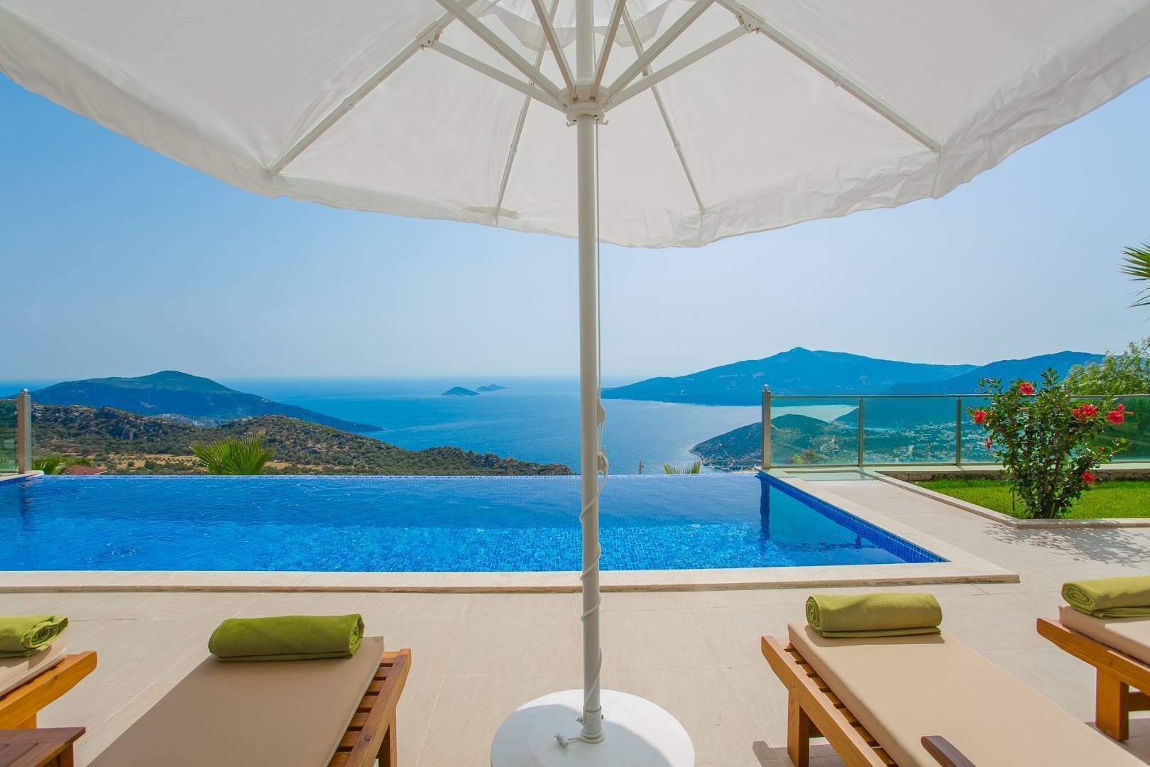 Kalkan Kördere'de Enfes Deniz Manzaralı, Sonsuzluk Havuzlu, Şık Villa