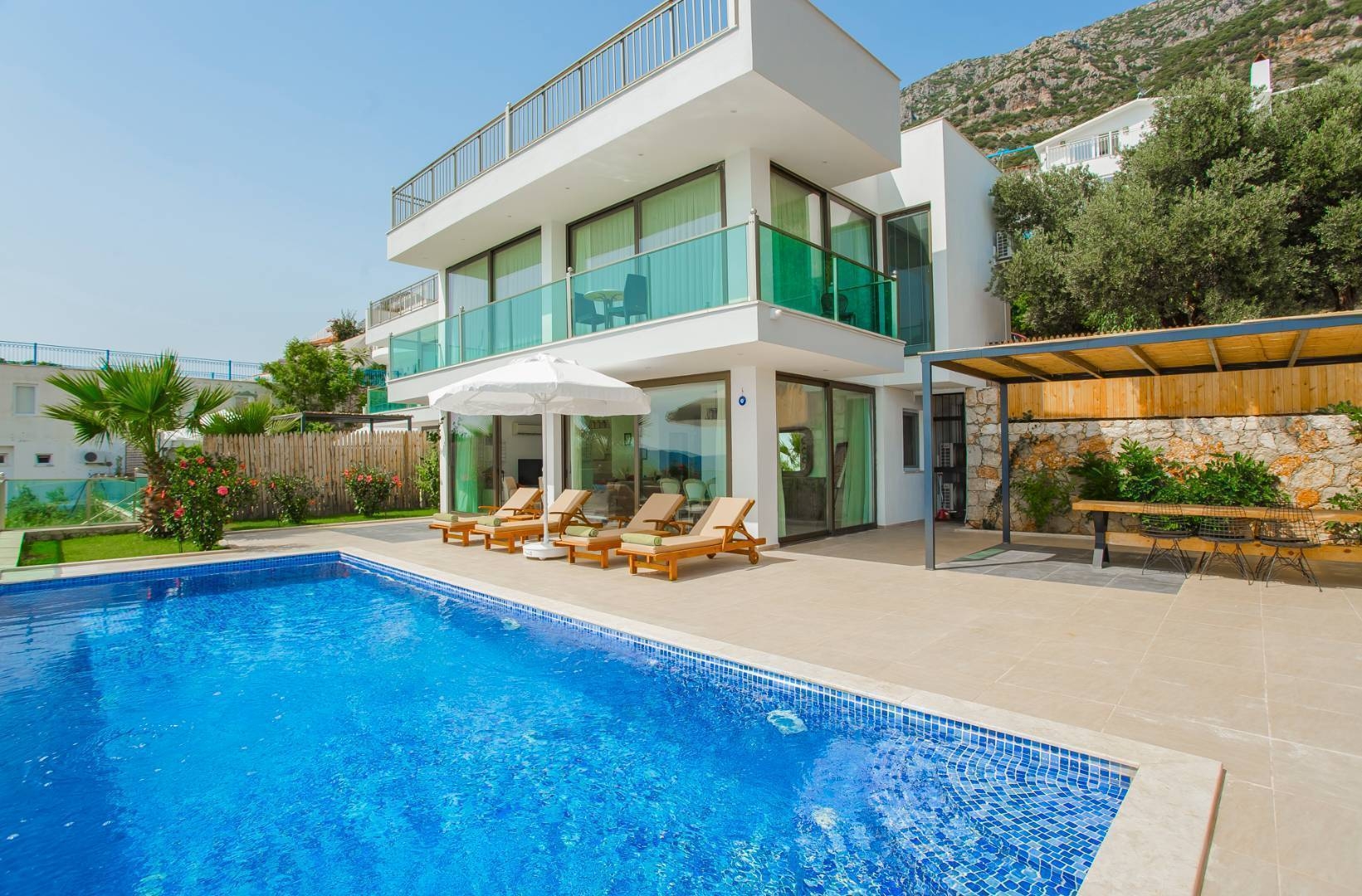 Kalkan Kördere'de Enfes Deniz Manzaralı, Sonsuzluk Havuzlu, Şık Villa