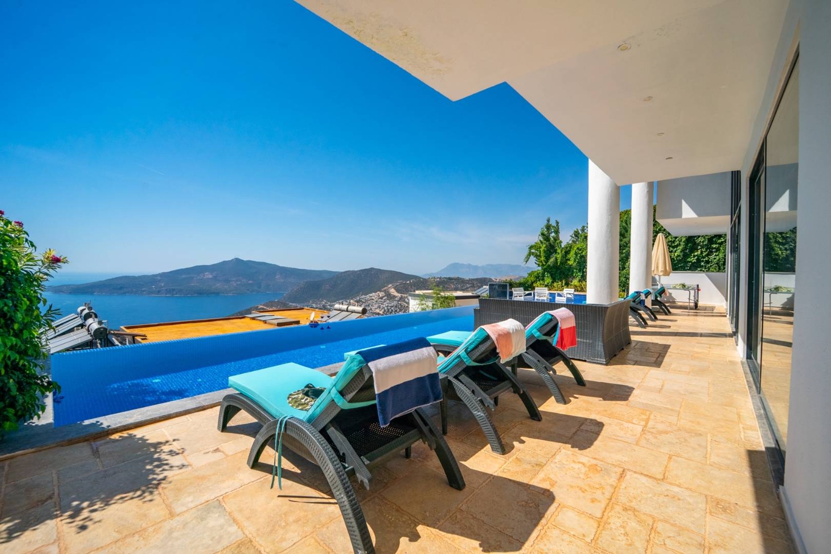 Kalkan Kördere'de Muhteşem Manzaralı, Sonsuzluk Havuzlu, Saunalı Villa