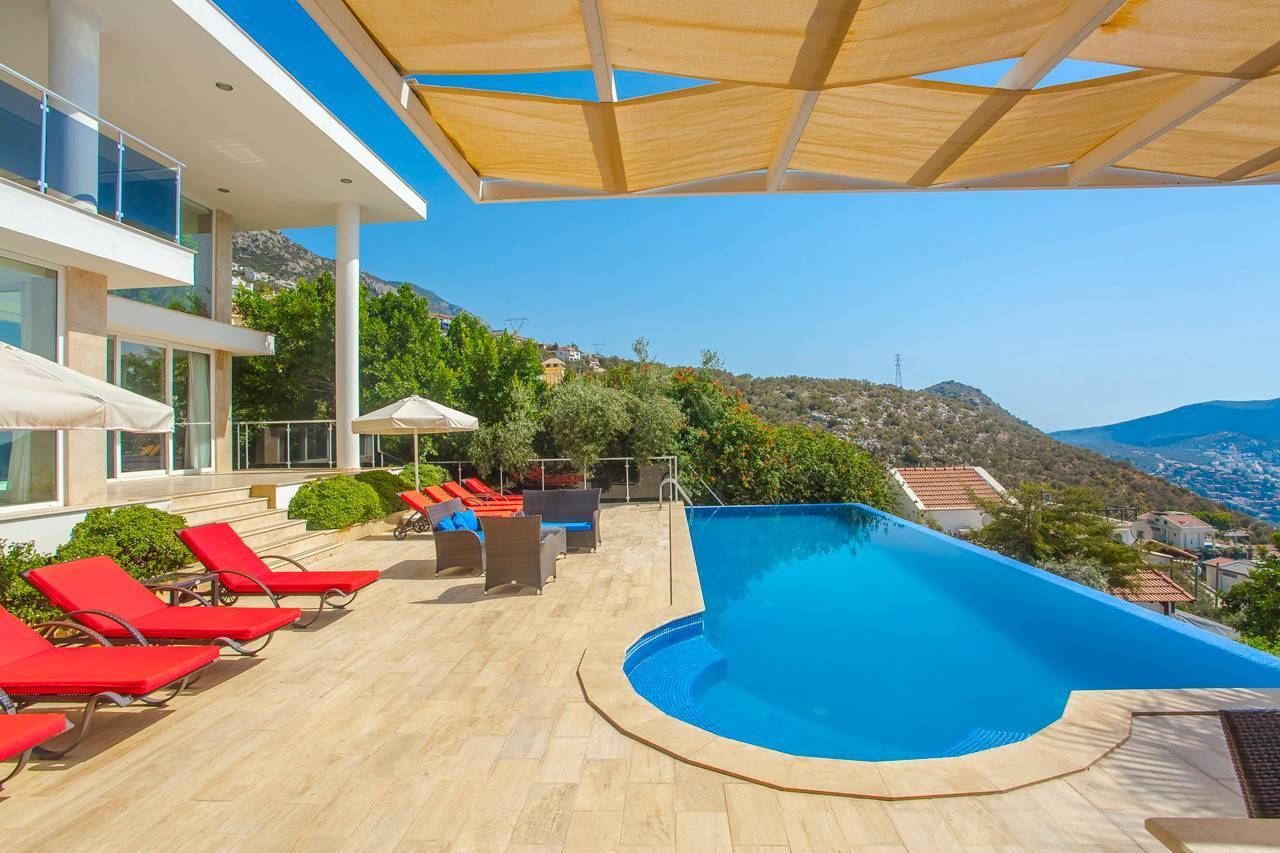 Kalkan'da Büyüleyici Deniz Manzaralı, Özel Havuzlu, Spor Salonlu Villa