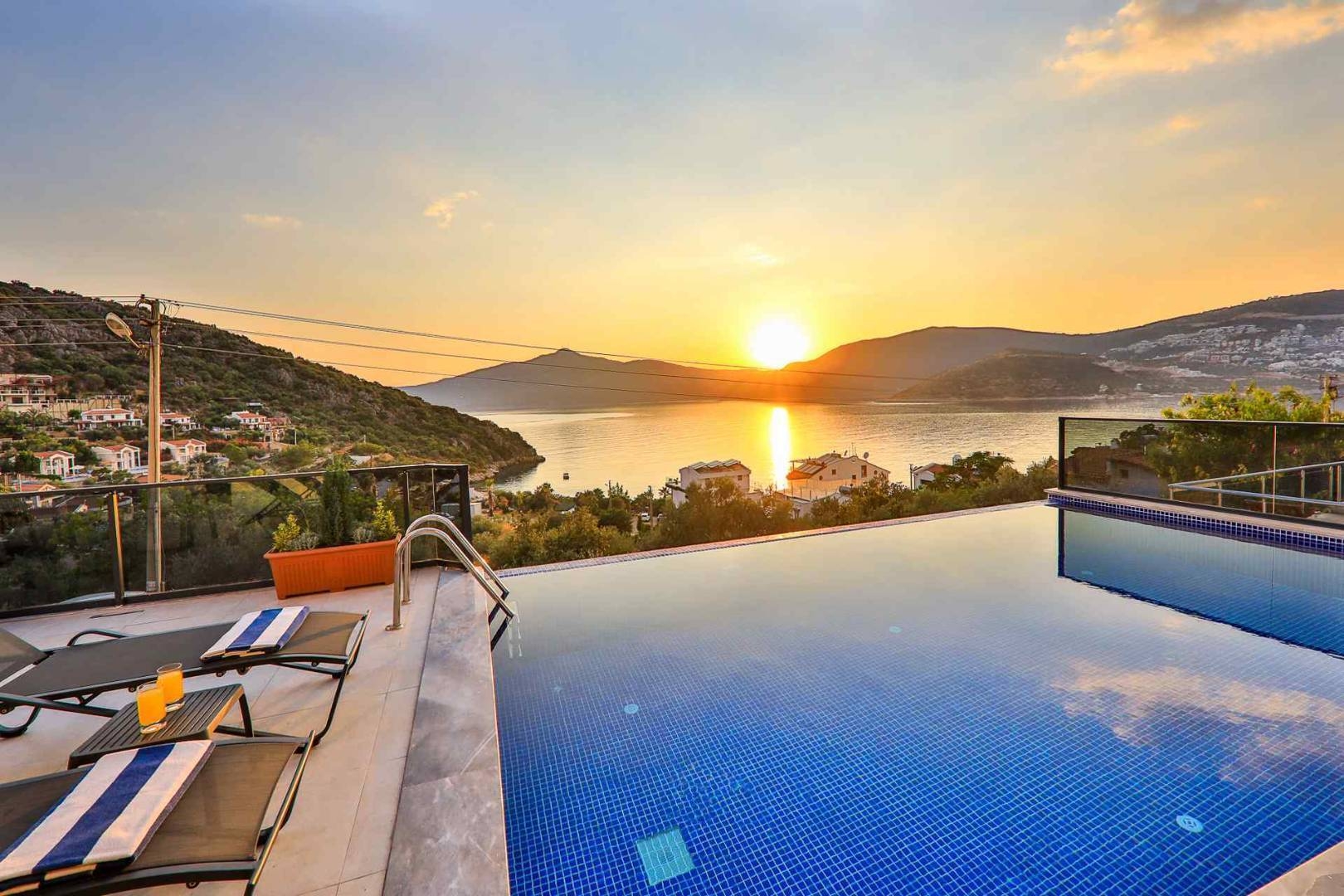 Kaş Kalkan'da Deniz Manzaralı, Sonsuzluk Havuzlu, Lüks Villa