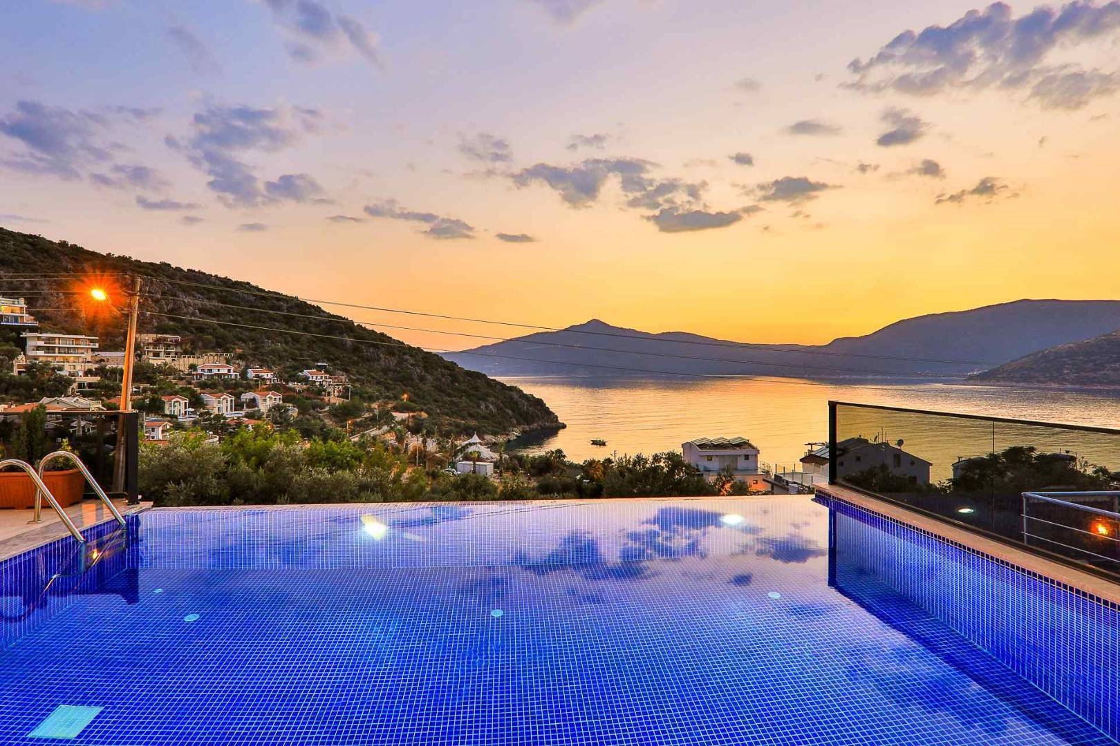 Kaş Kalkan'da Deniz Manzaralı, Sonsuzluk Havuzlu, Lüks Villa