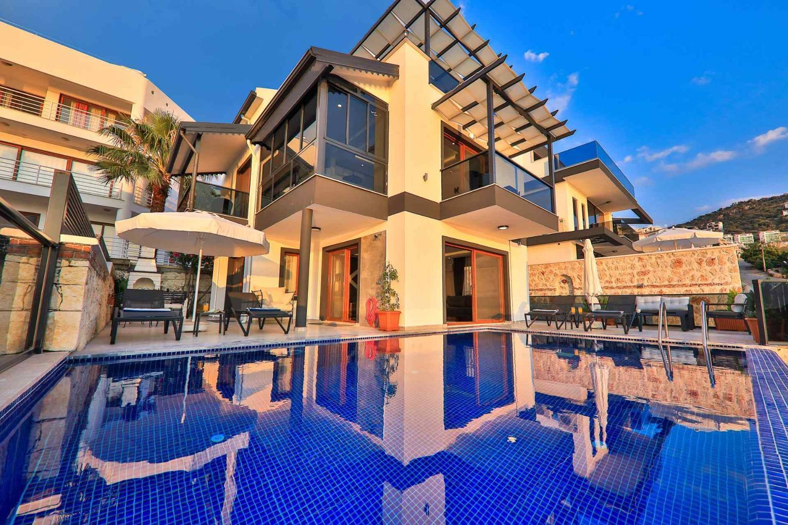 Kaş Kalkan'da Deniz Manzaralı, Sonsuzluk Havuzlu, Lüks Villa