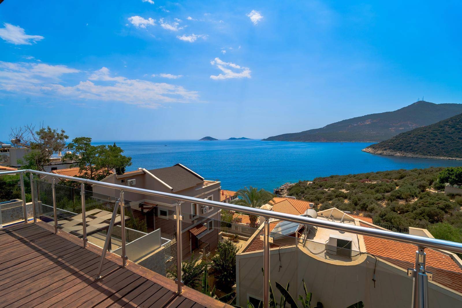 Kalkan Merkez'de Geniş Ailelere Uygun, Muhteşem Deniz Manzaralı Villa