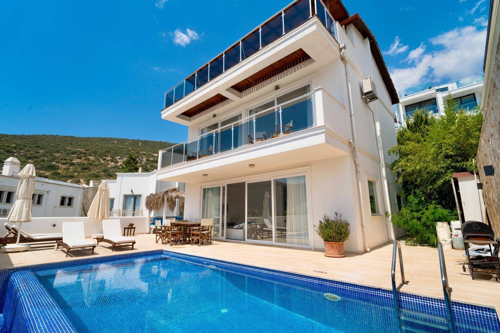 Kalkan Merkez'de Geniş Ailelere Uygun, Muhteşem Deniz Manzaralı Villa