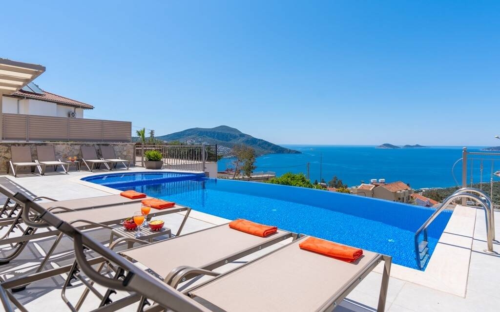 Kaş Kalkan'da Merkezi Konumda, Özel Havuzlu, Deniz Manzaralı Villa