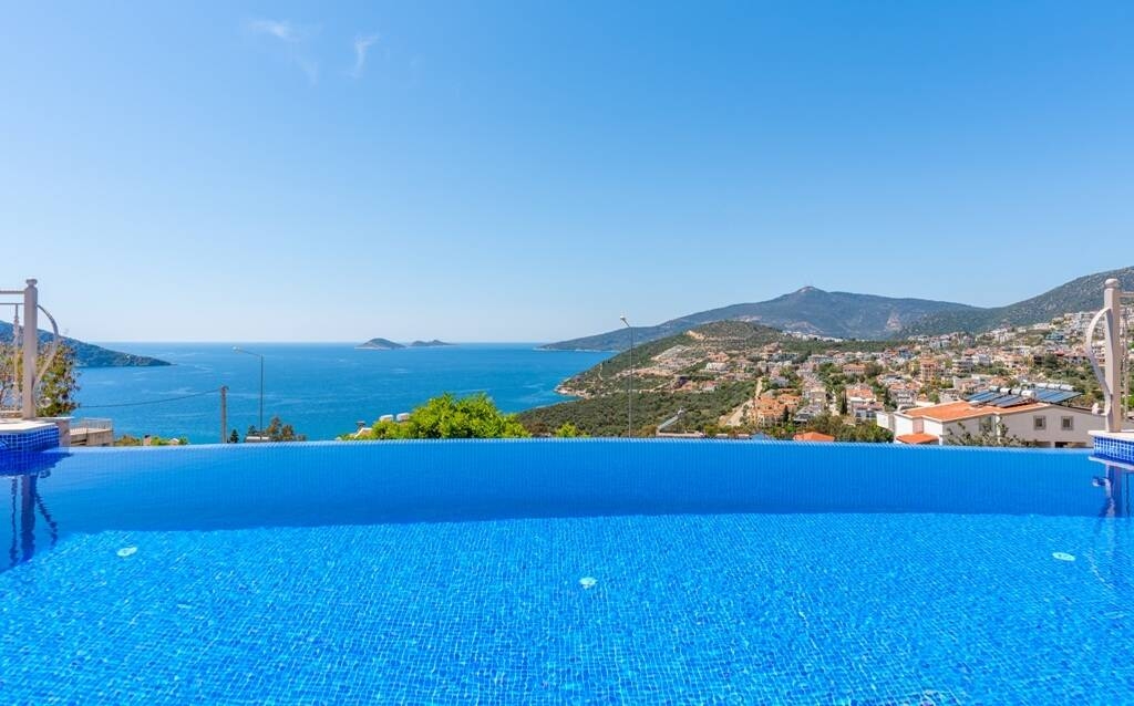 Kaş Kalkan'da Merkezi Konumda, Özel Havuzlu, Deniz Manzaralı Villa