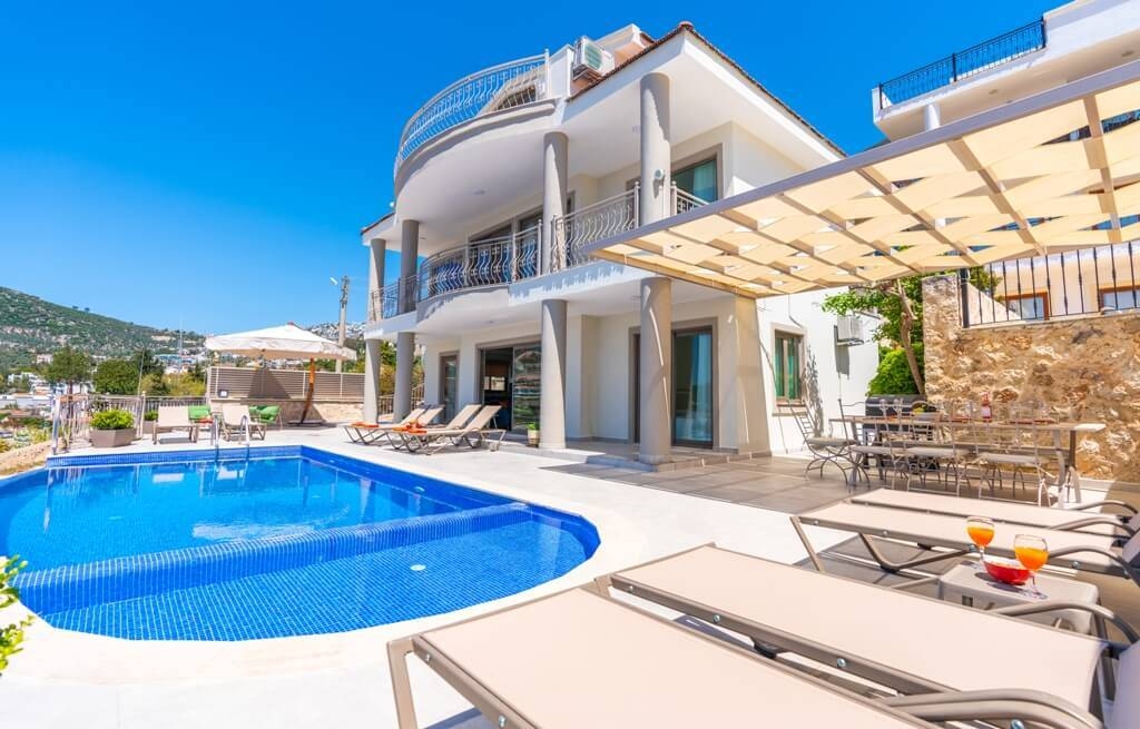 Kaş Kalkan'da Merkezi Konumda, Özel Havuzlu, Deniz Manzaralı Villa