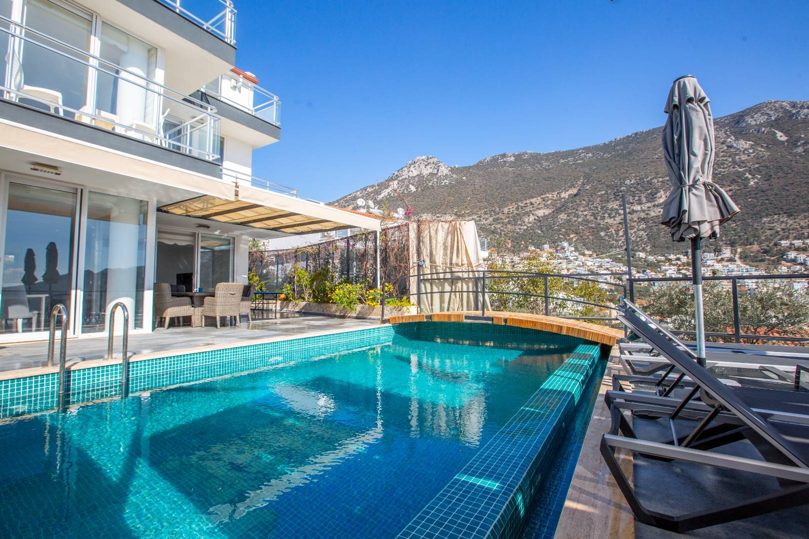 Kaş Kalkan'da Merkezi Konumda, Özel Havuzlu, Modern Villa