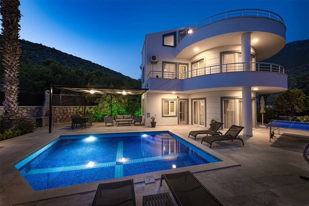 Kaş Kalkan'da Yemyeşil Doğada, Özel Havuzlu, Bahçeli Şık Villa